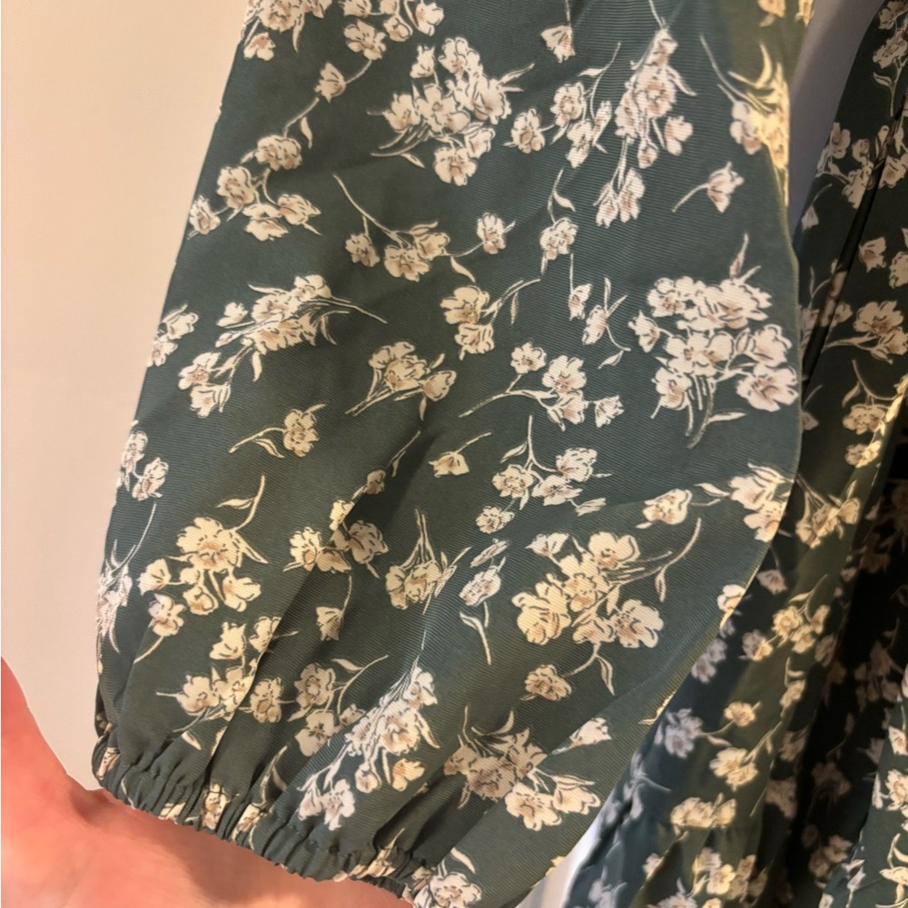 Chic Floral Midi Dress in Green - Picture 4 of 5